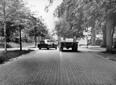 848079 Gezicht op vermoedelijk de Soestdijkerstraatweg bij Hilversum, waar een verkeersagent het (weinige) verkeer regelt.